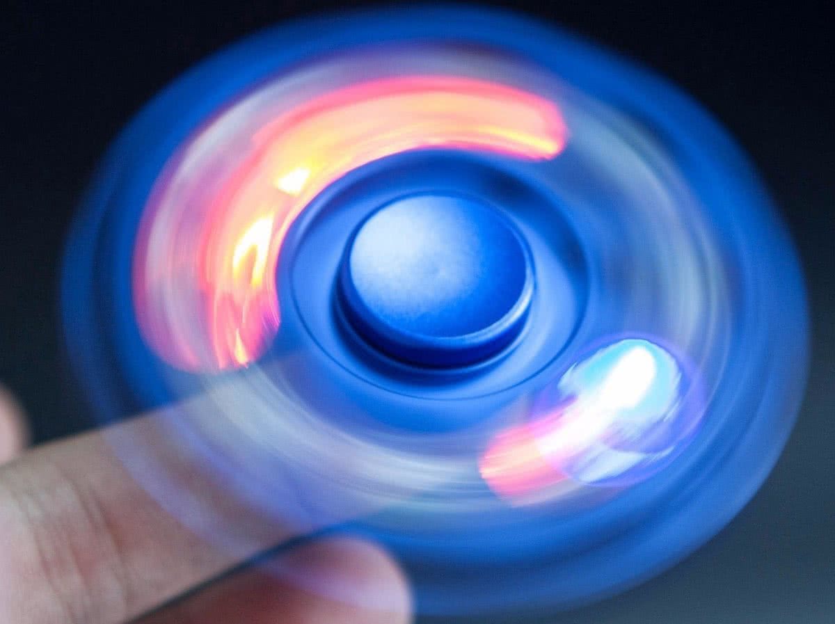 Nieuwste Fidget Spinner met LEDverlichting | Hand Spinner Draaier LED | Stress verminderende Speel Spinner | Stress Spinner | Rage van 2017 | Blauw met LED